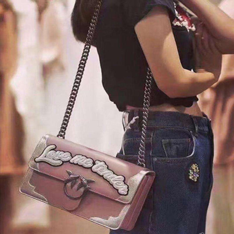 包包实用和颜值你会选哪一个,大牌的包包又贵不好看又便宜