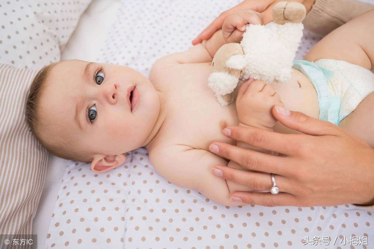 新手妈妈给新生儿洗澡,新手爸妈如何正确的给小宝宝洗澡