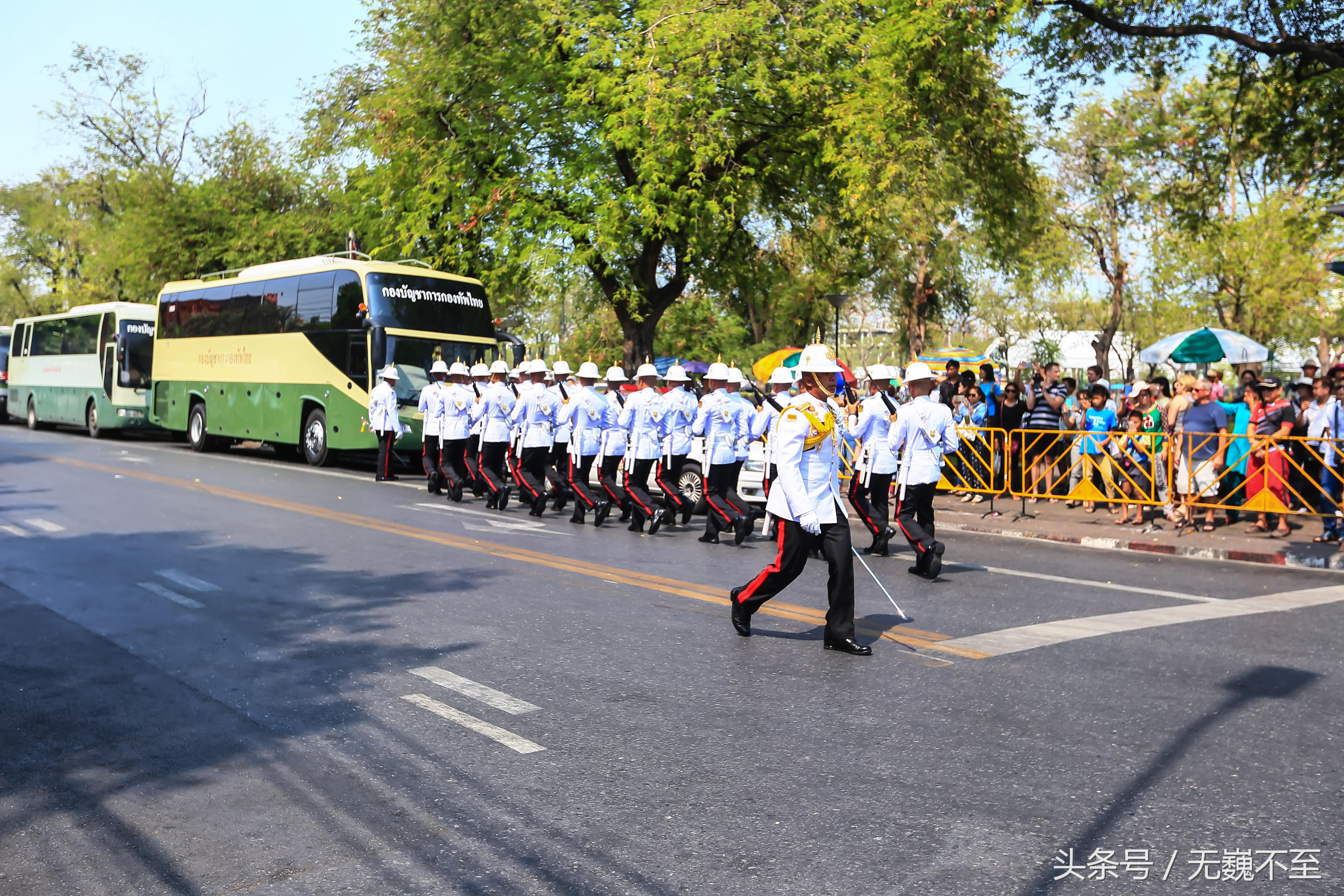 踏春曼谷，泼水大战前竟然先把泰国皇家卫队“检阅”一遍