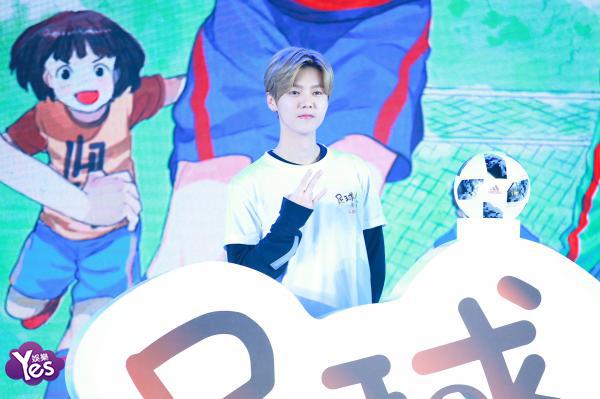 鹿晗想让爱足球的孩子有学习机会开办小型足球公益活动