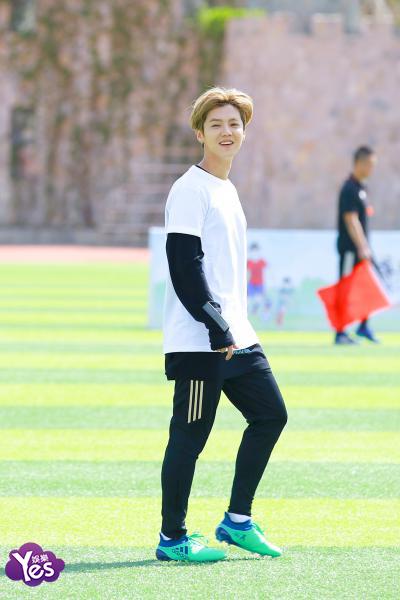 鹿晗想让爱足球的孩子有学习机会开办小型足球公益活动