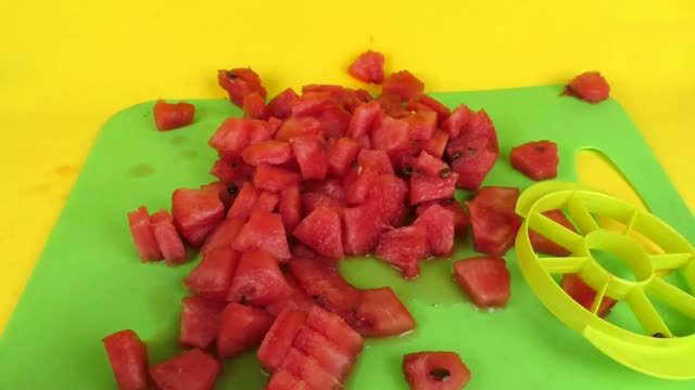 西瓜也可以用刀来剥皮,西瓜可以这么切方便实用