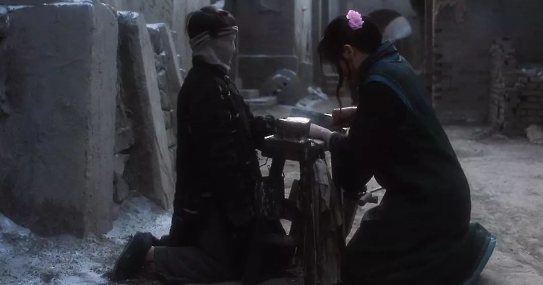 口欲的施虐到*欲情**的压抑，从程蝶衣的阉割到真虞姬的自刎