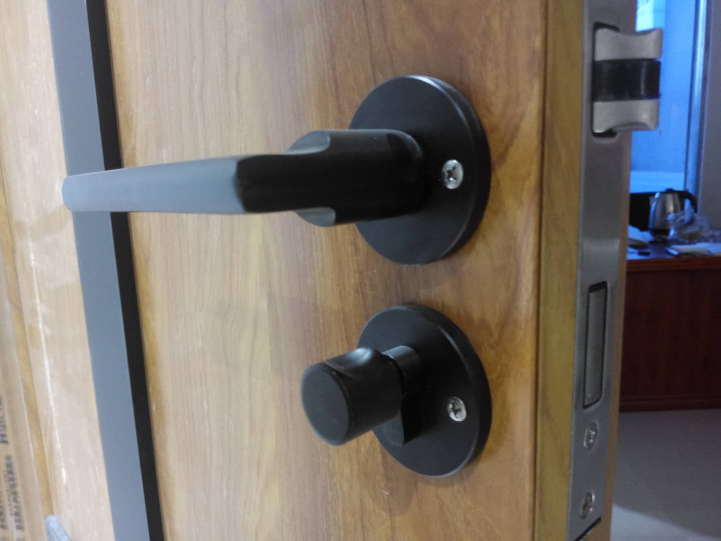 全铝门材出现在山东单县三六九国际家具城，全铝豪门家具无甲醛