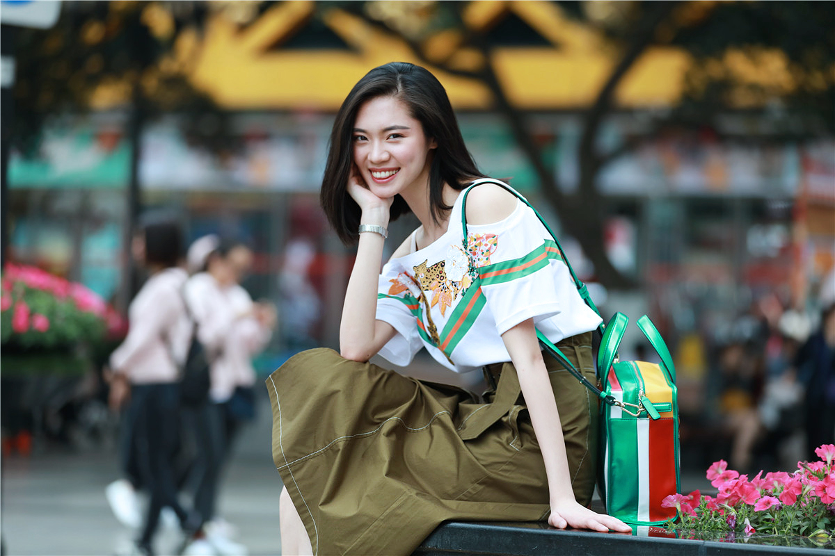 重庆解放碑美女街拍,解放碑步行街拍照姿势女生