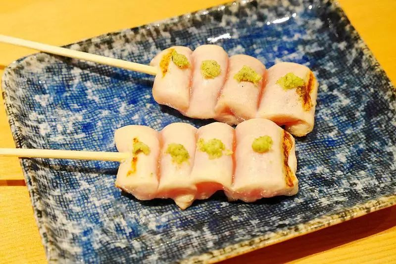 震惊！这群人竟然生吃鸡肉！