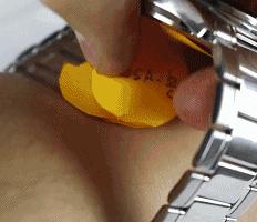 因作弊，小哥被逼*光脱**衣服裸考……