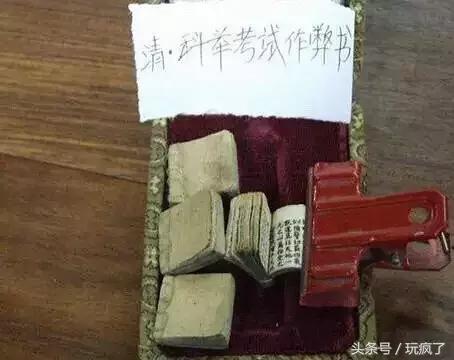 因作弊，小哥被逼*光脱**衣服裸考……