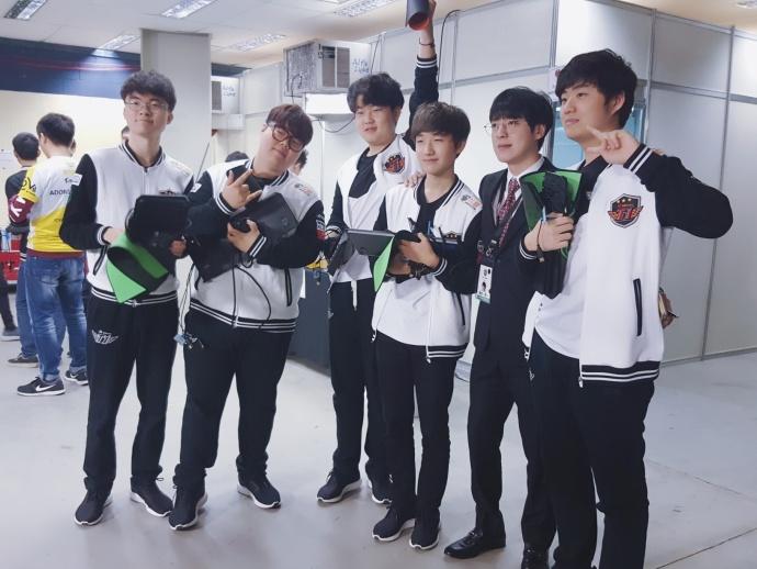 skt三连胜faker却进入离队倒计时,skt全员庆祝faker