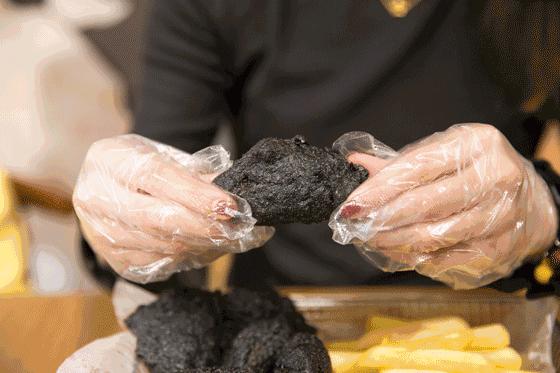 长沙老板也太“黑心”了！这么黑的食物也给我吃！