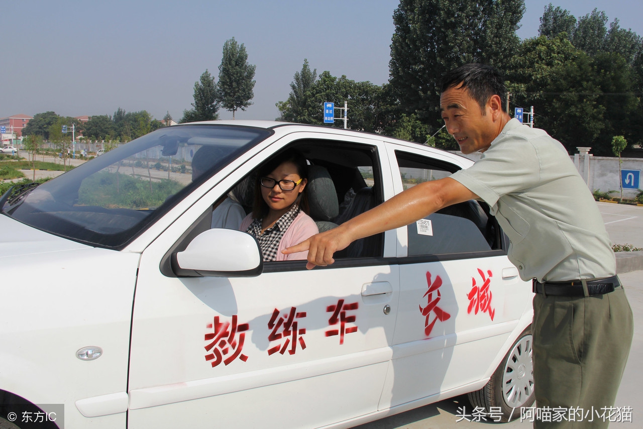 驾校教练赚你多少钱,驾校教练一个月工资到手多少