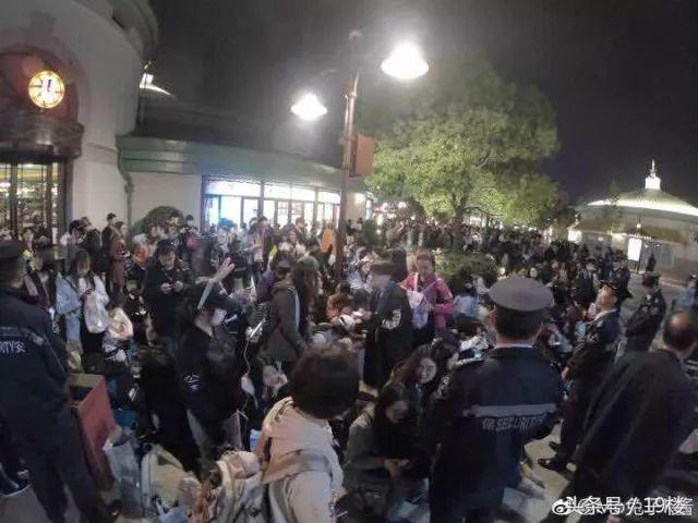 上海迪士尼爆满人挤人,上海迪士尼乐园实时排队人数