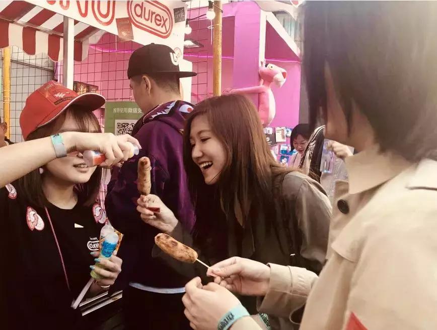 杜蕾斯开了家烤肠店！继出了诗集后又搞大动作了