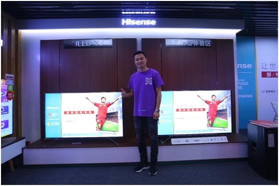 跟郜林一起打开电视去现场海信世界杯定制电视广州热销