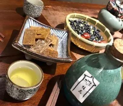 对酒当歌人生几何借酒助兴,对酒当歌人生几何举杯畅饮