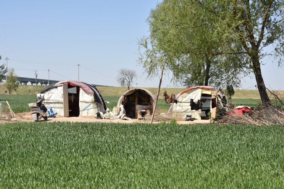 一家人蜗居,一家人蜗居在一间房太憋屈了