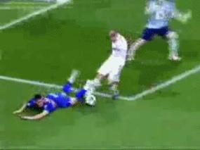 足球被爆头,足球守门员被爆头