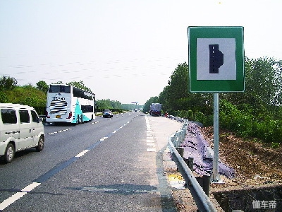 这些交通标线你能认全吗,这些路上的指示牌你一定要认识