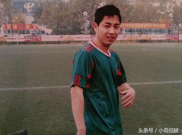 他踢野球兼职餐厅招待，闪耀中超不忘感恩，资助贫困生回馈社会！