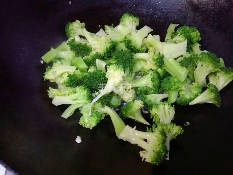 西兰花如何做好吃简单家常,西兰花怎么做才好吃家常做法