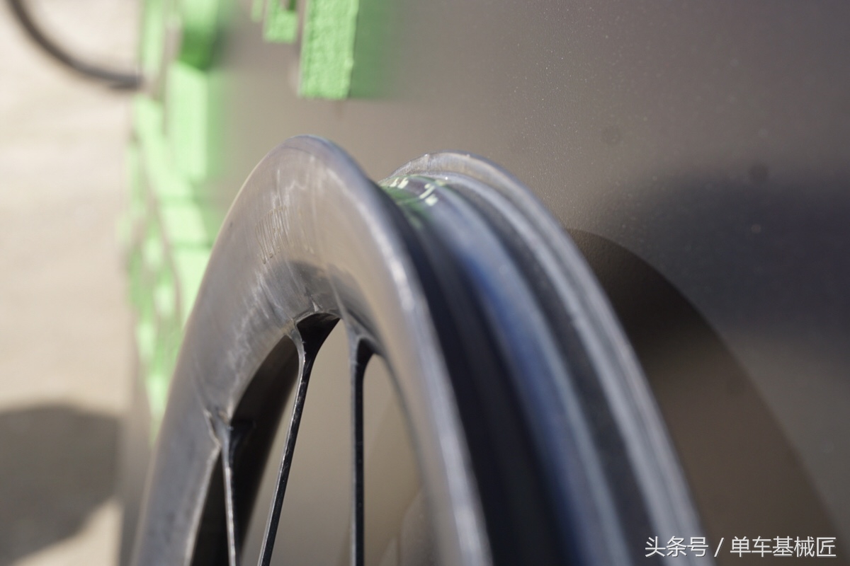 很粗的辐条公路车碳纤维轮组,一体轮和辐条轮山地车