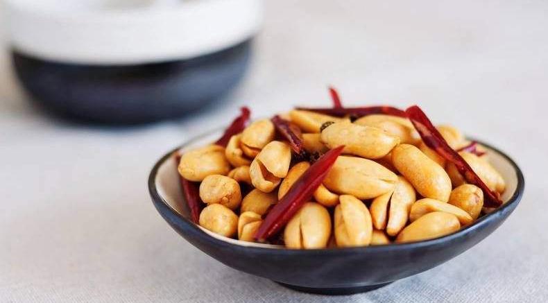 59岁大厨，教您2种正宗酒鬼花生配方和做法，保证每一颗都香酥脆