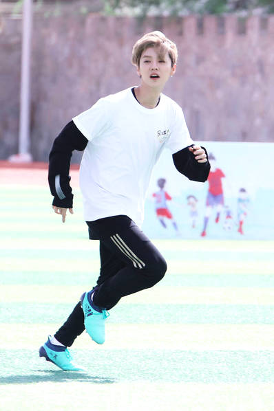 鹿晗加入职业足球队,鹿晗国际足球比赛视频