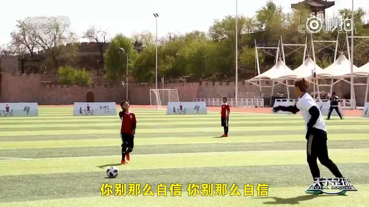 鹿晗和小学生踢球,鹿晗踢足球10秒视频
