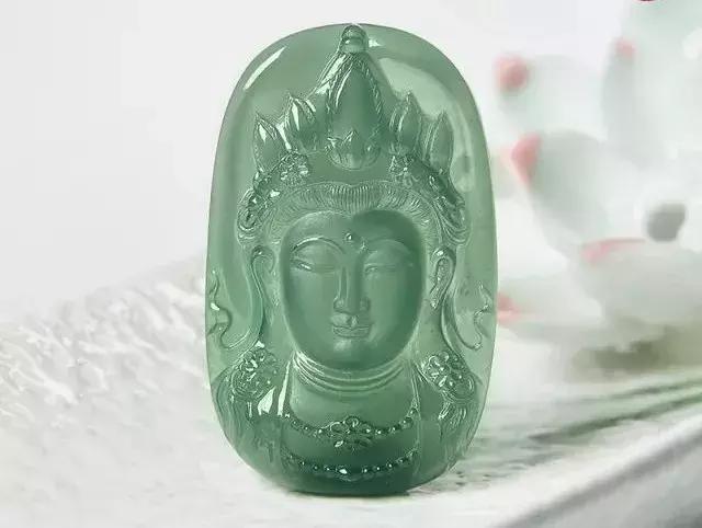 翡翠定期清洁,翡翠脏可以打磨掉吗