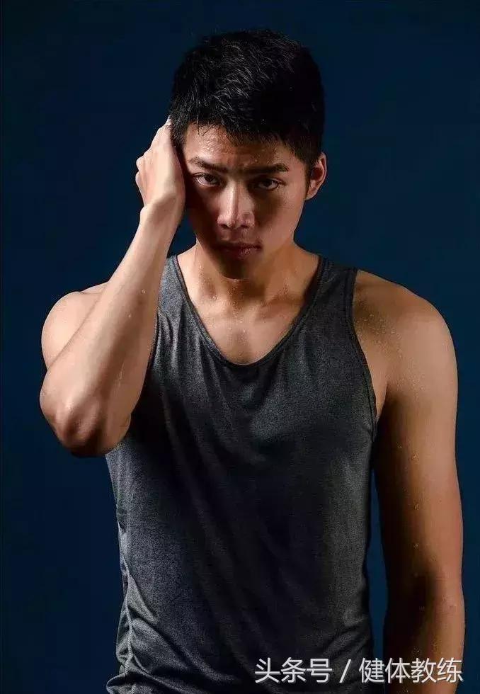 足球小哥去当兵了还拍照，鲜嫩可口会不会被……？