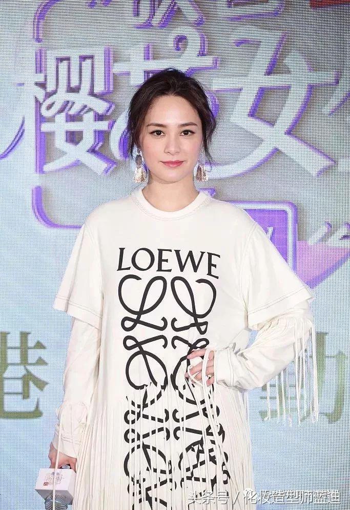 周冬雨庆典着装,周冬雨杨紫红装