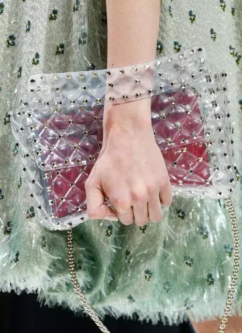 CK刷碗手套2400,GUCCI洗澡筐8千……我仿佛走进了“顶奢两元店”