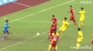 足协杯再现争议一幕,足球暴力犯规名场面