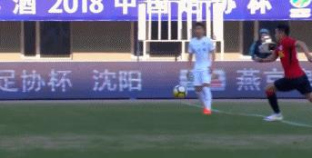 从亮鞋钉蹬人到断子绝孙脚，裁判的不作为严重阻碍中国足球的进步