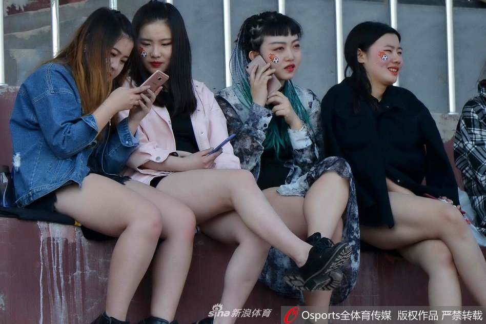 玉腿如林！足协杯看台美女狂秀腿