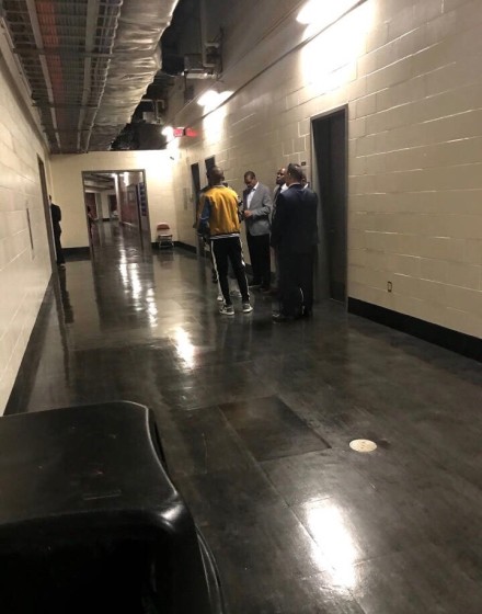 前队友冲突!克六怒推挑衅,被吹进攻犯规还吃T,保罗倒地后冷笑