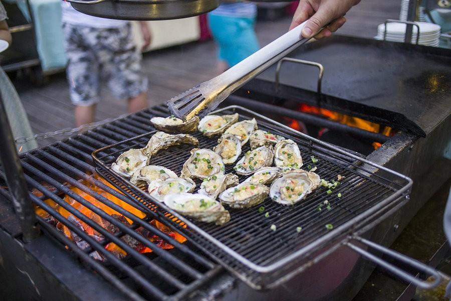 三亚哪家酒店的海滩烧烤好,三亚酒店推荐蜜月旅行