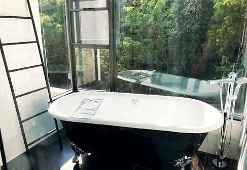 独立浴缸怎么装好看,浴室里面装上浴缸怎样搭配好看