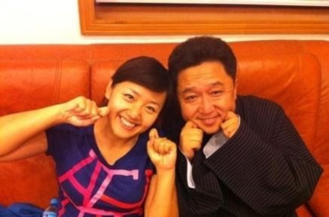 于谦与小10岁娇妻罕见同框,于谦与妻子的合影照