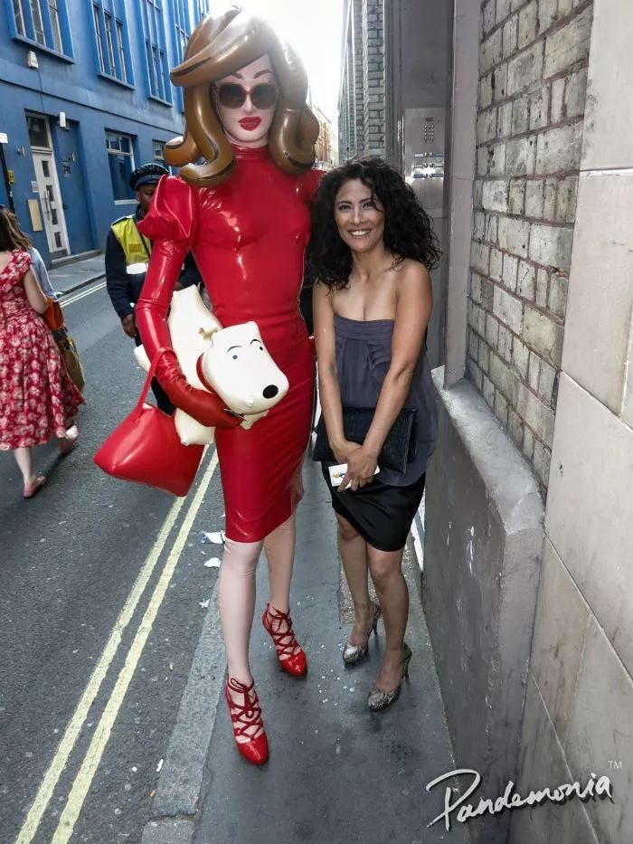 备受欧美时尚圈宠爱的真人*气娃充**娃，每次看秀都坐在第一排