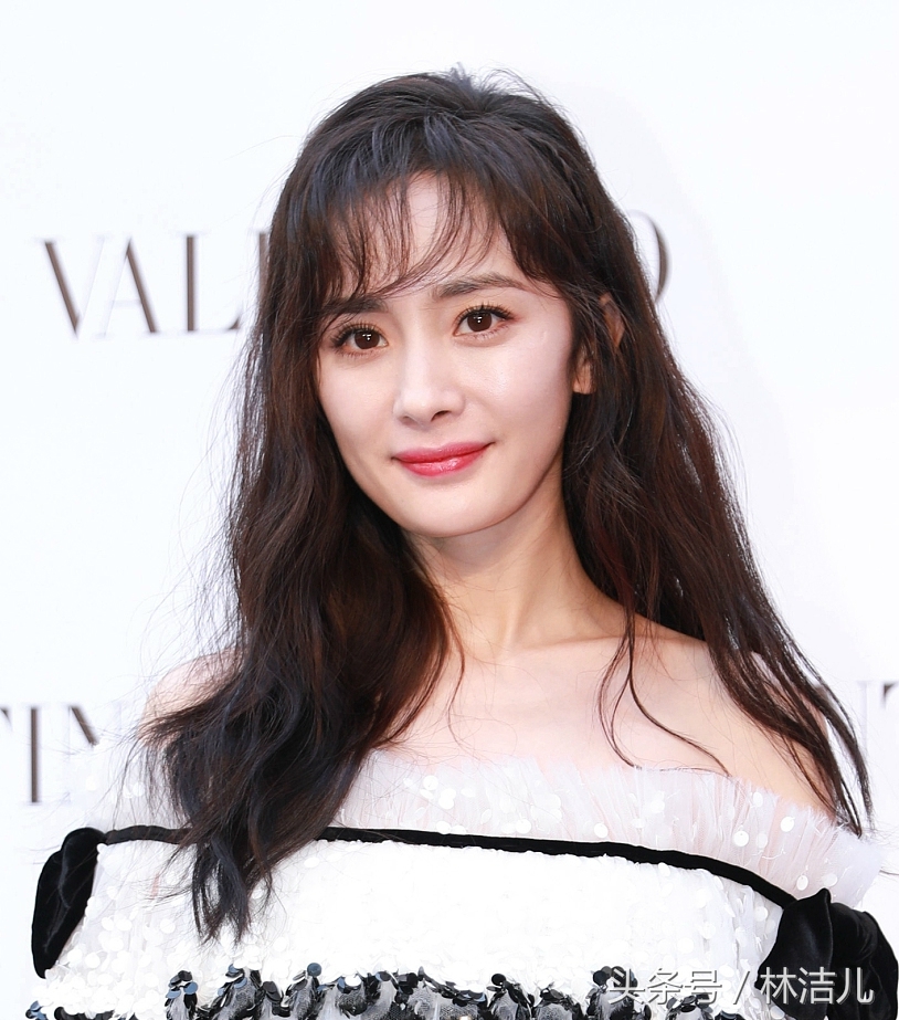 杨幂孙怡两位辣妈同台比美,杨幂和baby同款发型