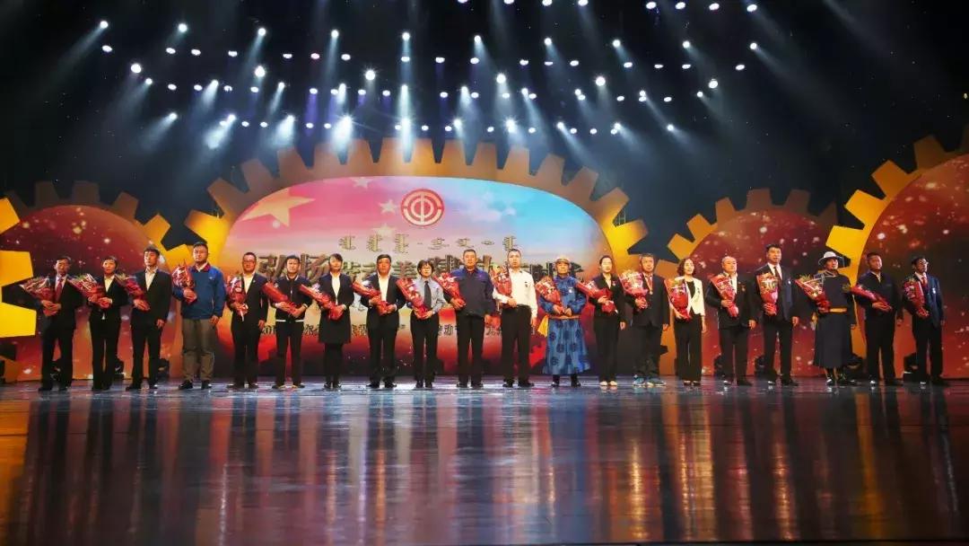 弘扬劳动精神致敬劳动榜样,弘扬劳动精神争当出彩先锋