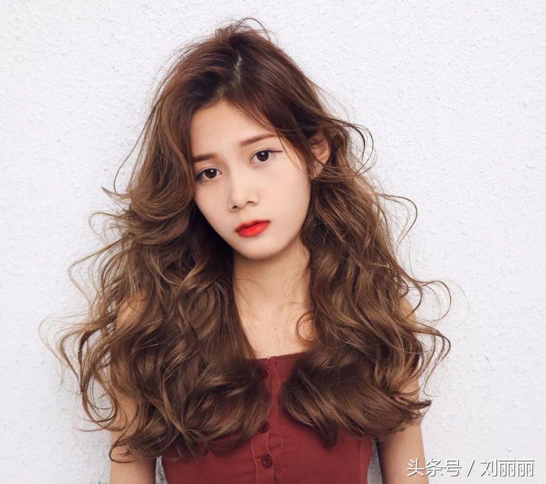 烫发怕老气慵懒锁骨烫时尚又减龄,羊毛卷冷烫怎么烫才不显老气