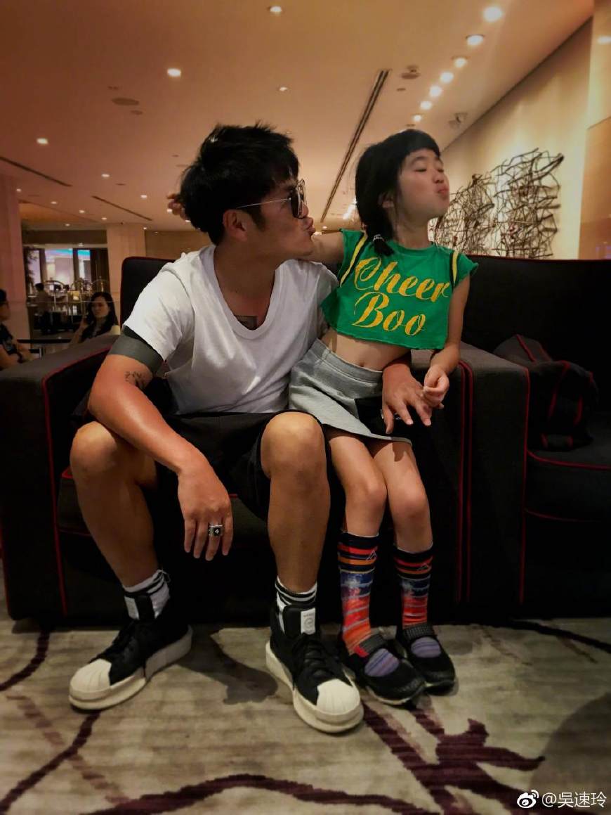 曹格女儿grace13岁近照,曹格女儿grace不一样的美男子