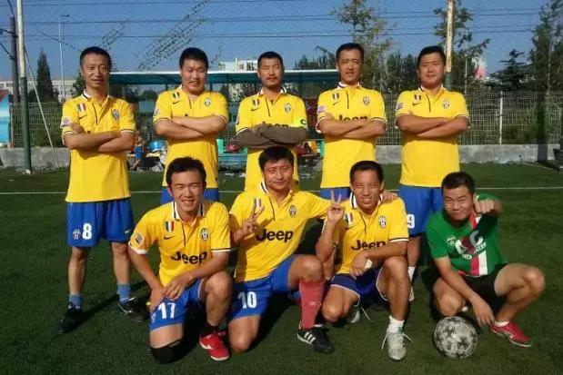 大连青春菜鸟杯球队风采丨大连亿达老友：无足球不兄弟！