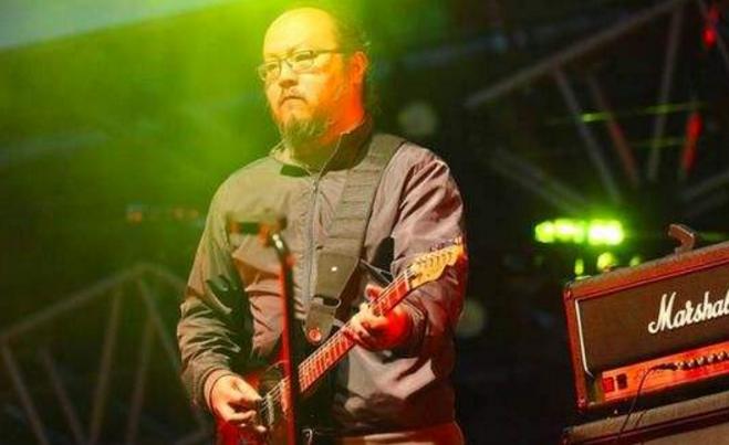 窦唯戴帽子长头发,窦唯出镜