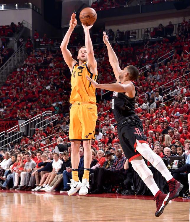 3分球9中7!爵士外线借来上帝的左手,今天他教保罗、塔克学做人