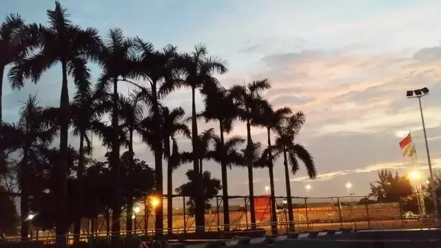 我在西乡中学，等一个人！