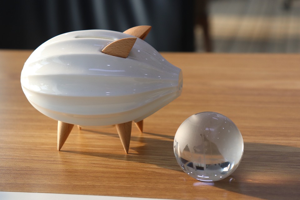 小米为何选在港股上市？揭秘雷军背后的精明心思，避免王石式悲剧