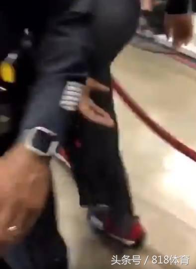 哈登被球迷怒怼,哈登拿球怒怼地面砸到自己的头